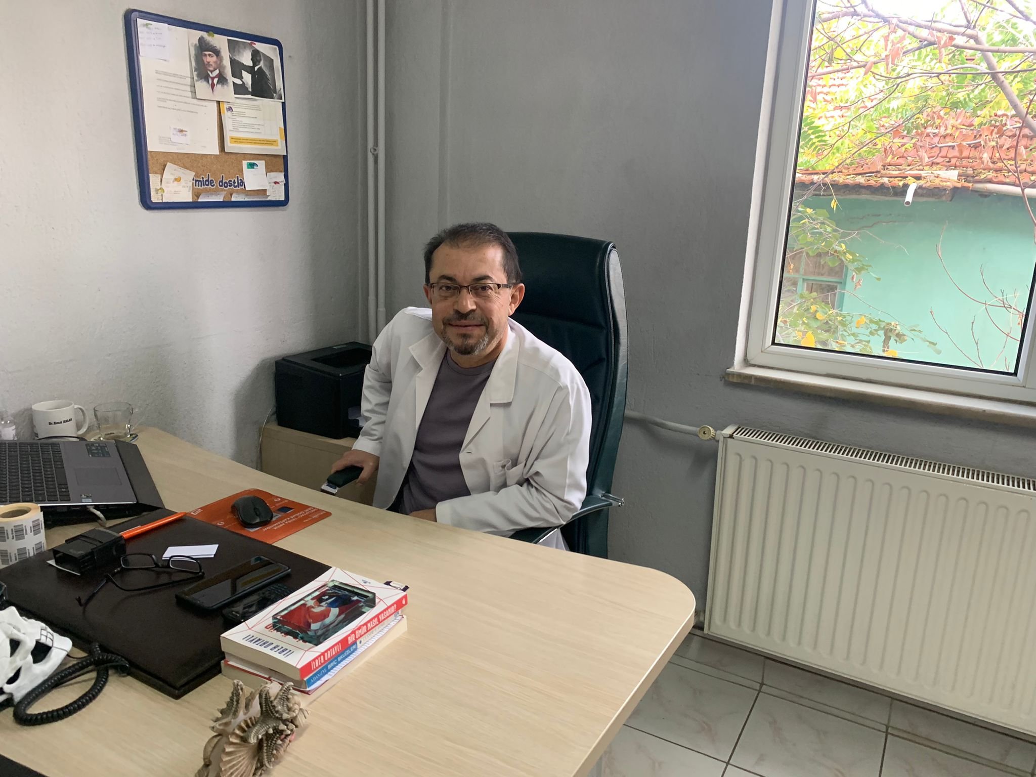 DR. Ali Şehirli Eylül 2023 ayı Uşak Atatürk Bakikanat Aile Sağlığı Merkezinde ayın hekimi seçildi.